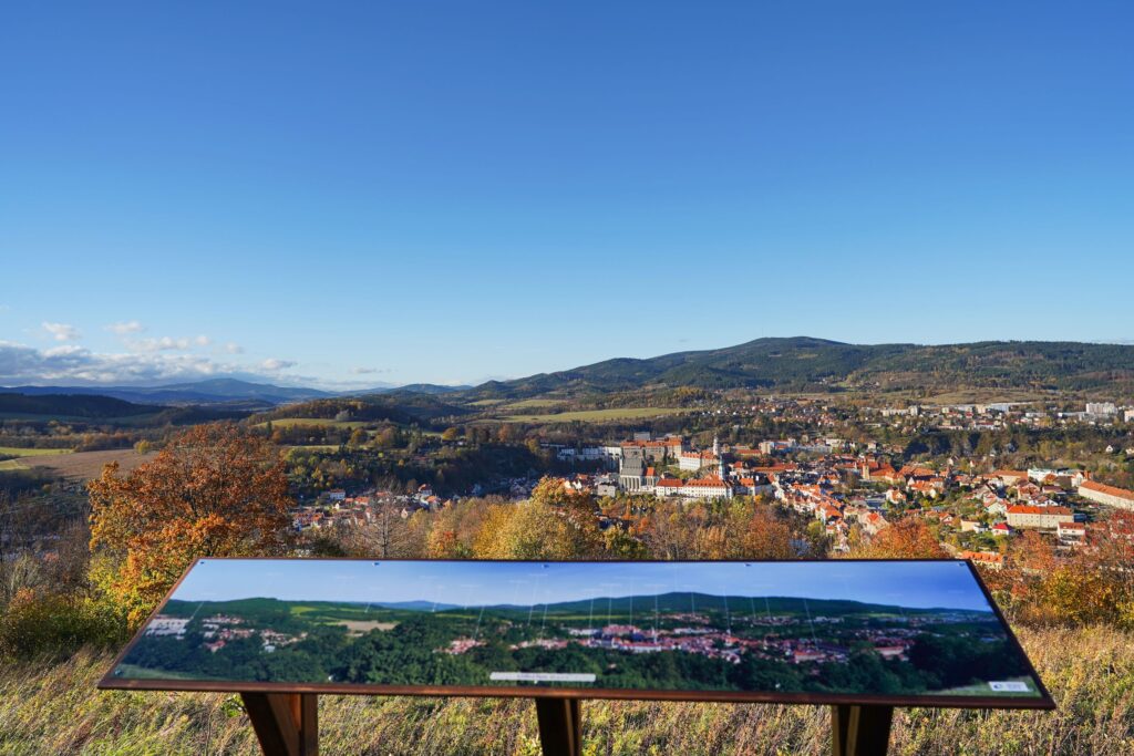 Výhled na Český Krumlov z Křížové hory, panoramatiská fotografie, mobiliář